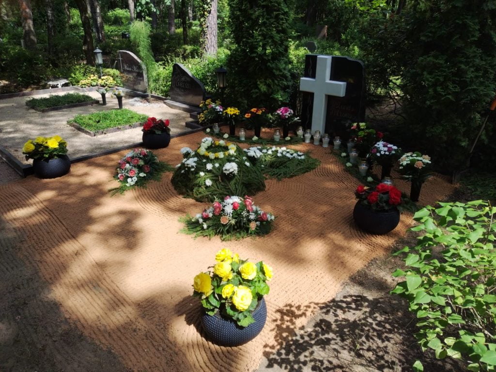 kapa dekorēšana ar ziediem urnas apbedīšanai